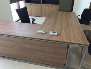 China Uso L el panel de madera del encargado de la modestia del marco de acero del escritorio de oficina de la forma 3060 proveedor