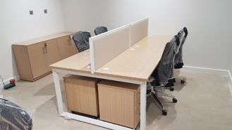 China Top de madera de la tabla del escritorio del puesto de trabajo de la oficina de la pantalla del verde del personal de 3 personas y marco de acero proveedor